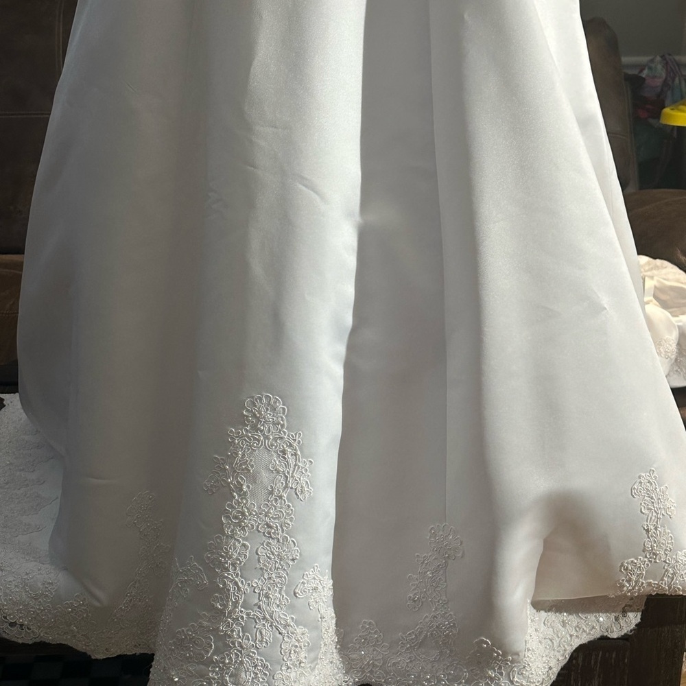 David’s Bridal Elegant White Lace Gown Size 16 W - Picture 12 of 16